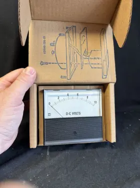 V4d10 Square D A4d10 Nos New Old Stock 4 1/2 Inch Dc Volt Meter 10v